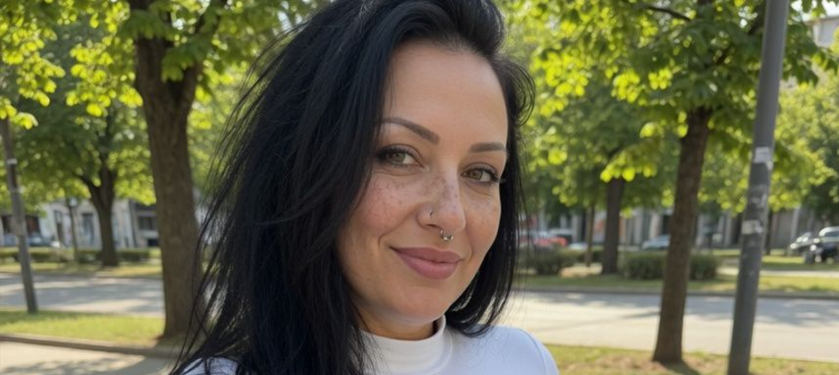 Nisam savrsena, imam godine i proslost. Danijela 43 godine, ako si usamljen kao i ja, mozda bas tebe cekam svih ovih godina