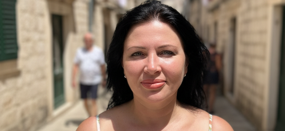 Dana 52 godine. Posle sezone svi odu, a meni ostanu samo tisina i prazno dvoriste. Trazim gospodina koji ce vise voleti bastu i mir nego kafane i nocni zivot