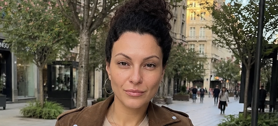 Ja sam Dragana (47) Pet godina zivim sama. Mladji me ne zanimaju. Trazim ozbiljnog coveka koji zeli miran zivot u dvoje