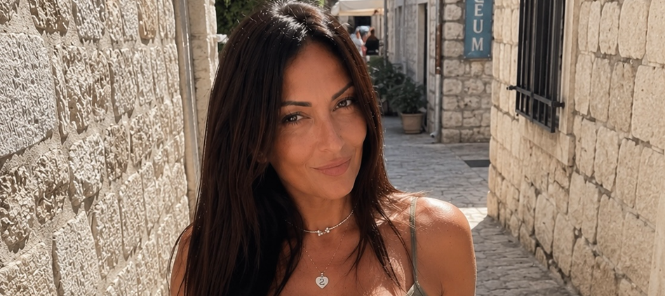 Ja sam Jelena, imam 46 godina i iza sebe dva braka.Dva puta sam pokusala da napravim brak, mozda treci put pronadjem coveka koji ce ostati