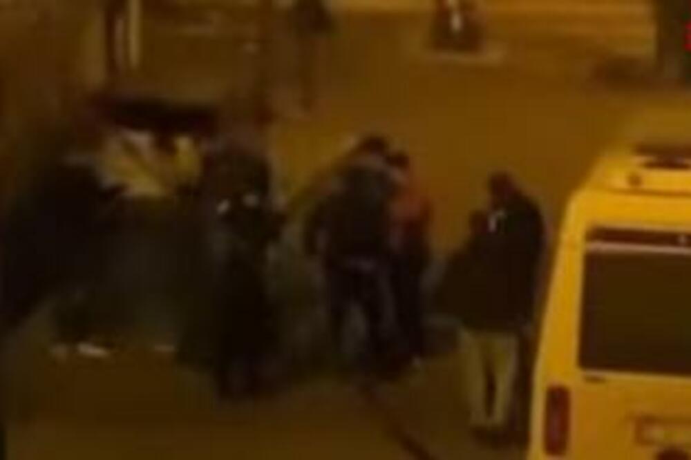 Horor scena snimljena mobilnim, 10 muškaraca napalo ženu sa djetetom u naručju (VIDEO)
