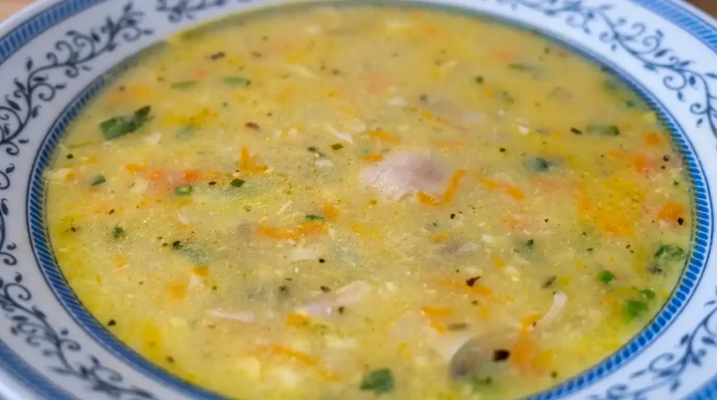 Pileća Bela Čorba sa Batacima – Kremasta i Neodoljiva Domaća Čorba! 🥣