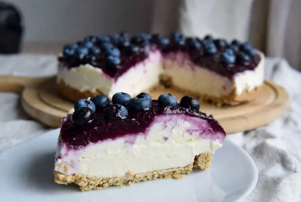Borovnica Torta sa Belom Čokoladom – Kremasti Letnji San koji Se Topi u Ustima!